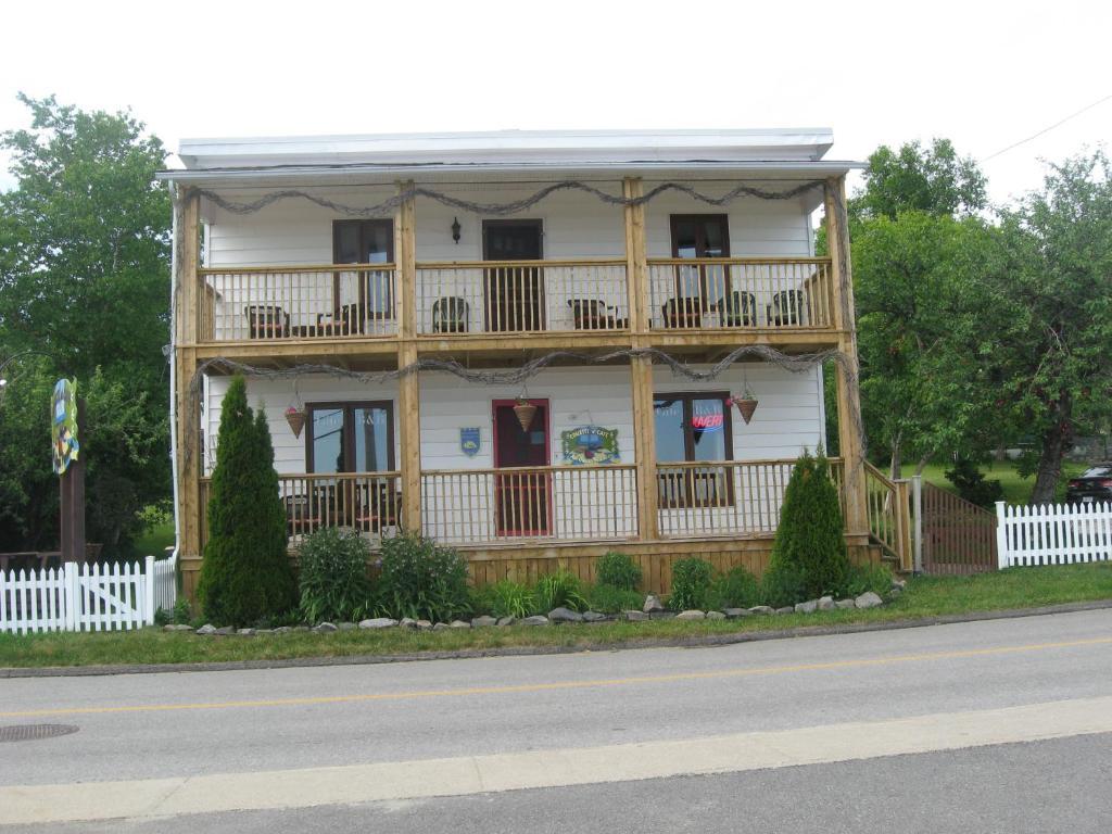 Gite au Vieux Pommier Tadoussac Extérieur photo
