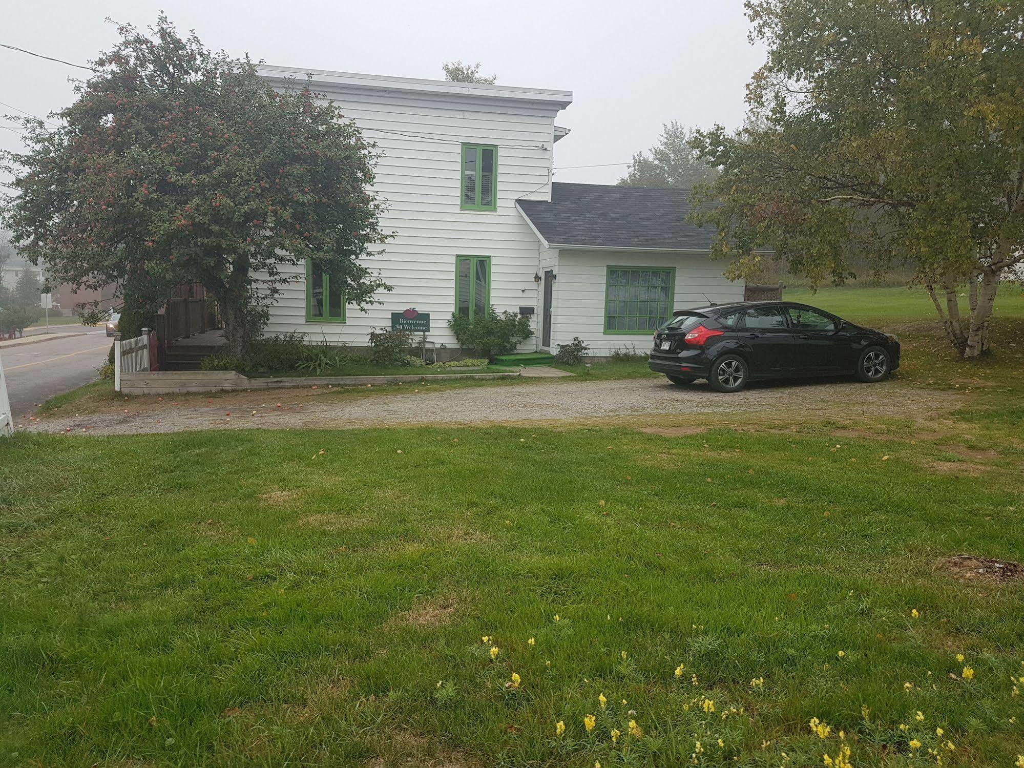Gite au Vieux Pommier Tadoussac Extérieur photo